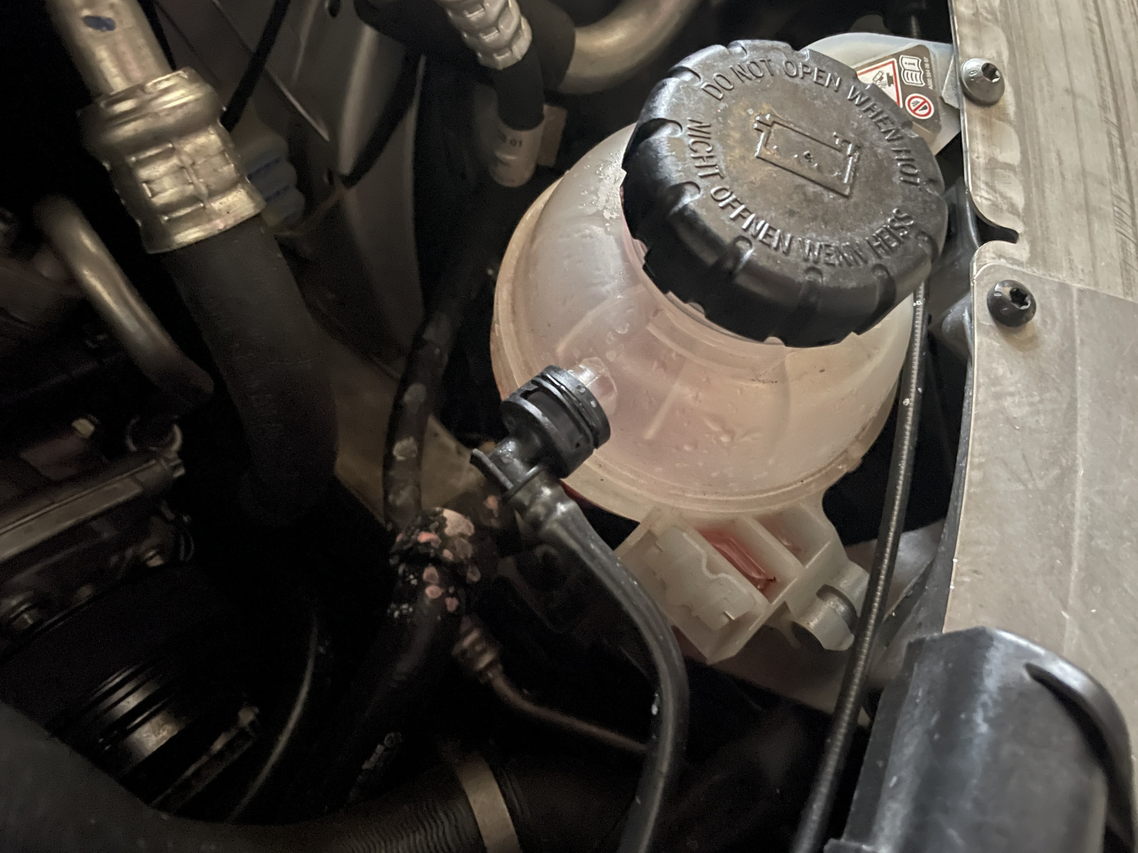 W205 220d - Ausgleichsbehälter drückt Kühlflüssigkeit raus - Ladeluftkühler defekt?