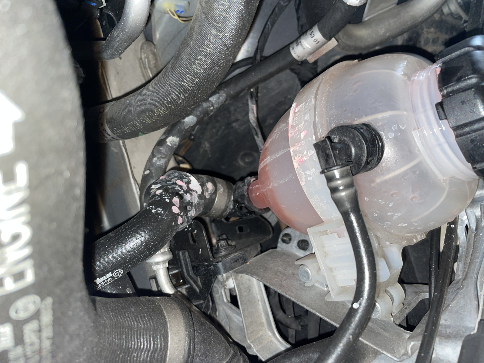 W205 220d - Ausgleichsbehälter drückt Kühlflüssigkeit raus - Ladeluftkühler defekt?