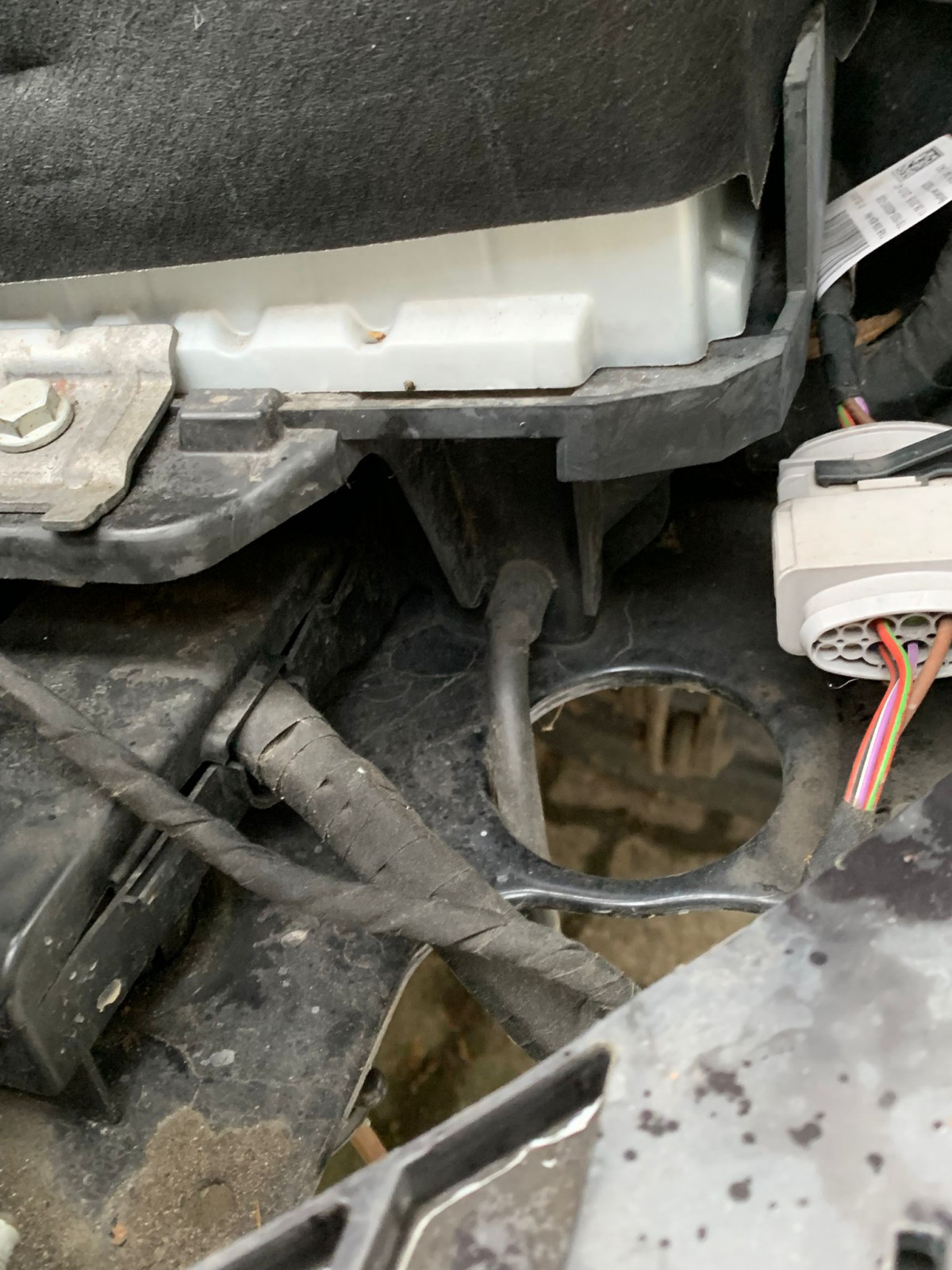 Schlauch unterm linken Kotflügel