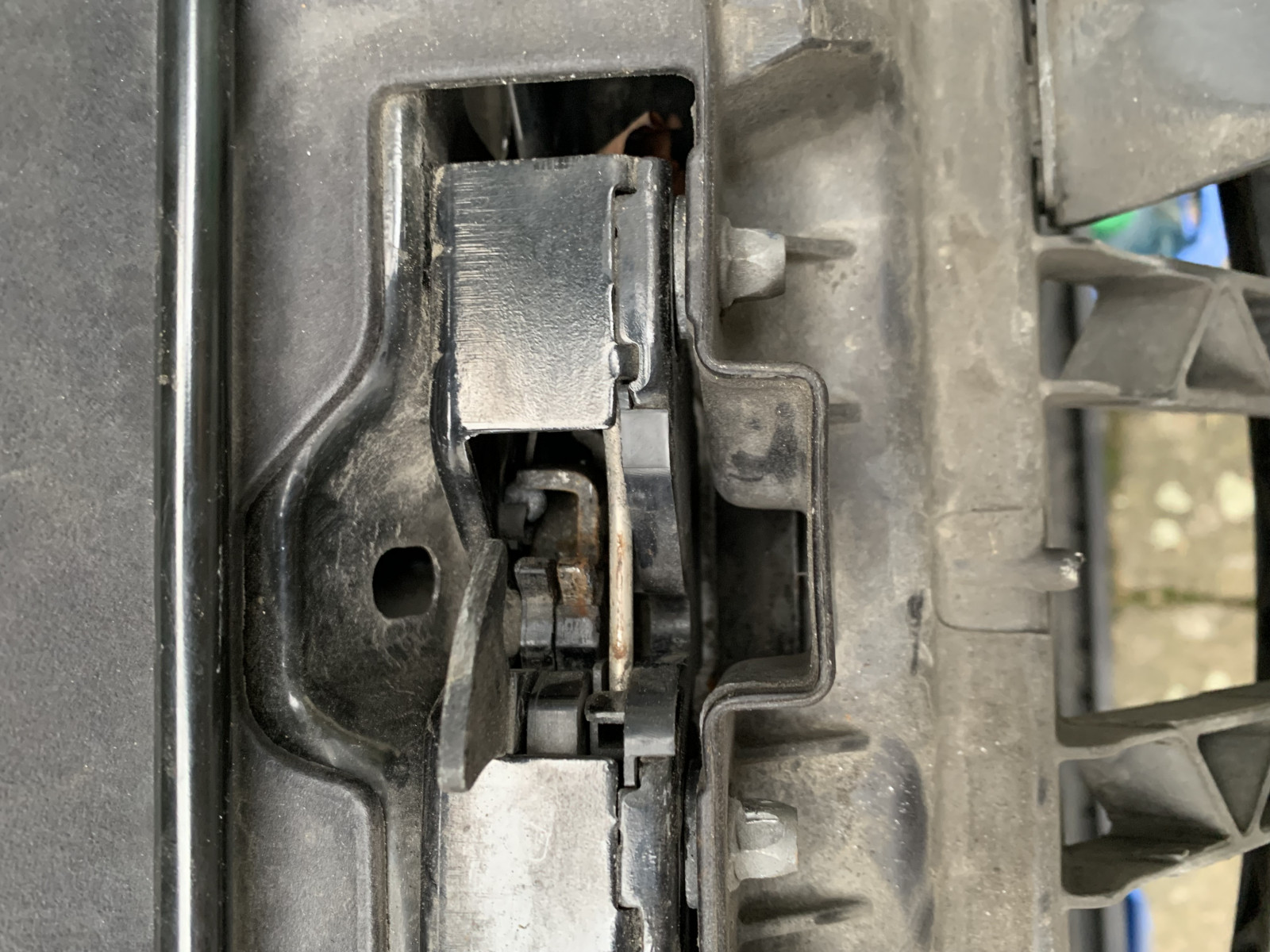 Schlossträger/Motorhaubenschloss