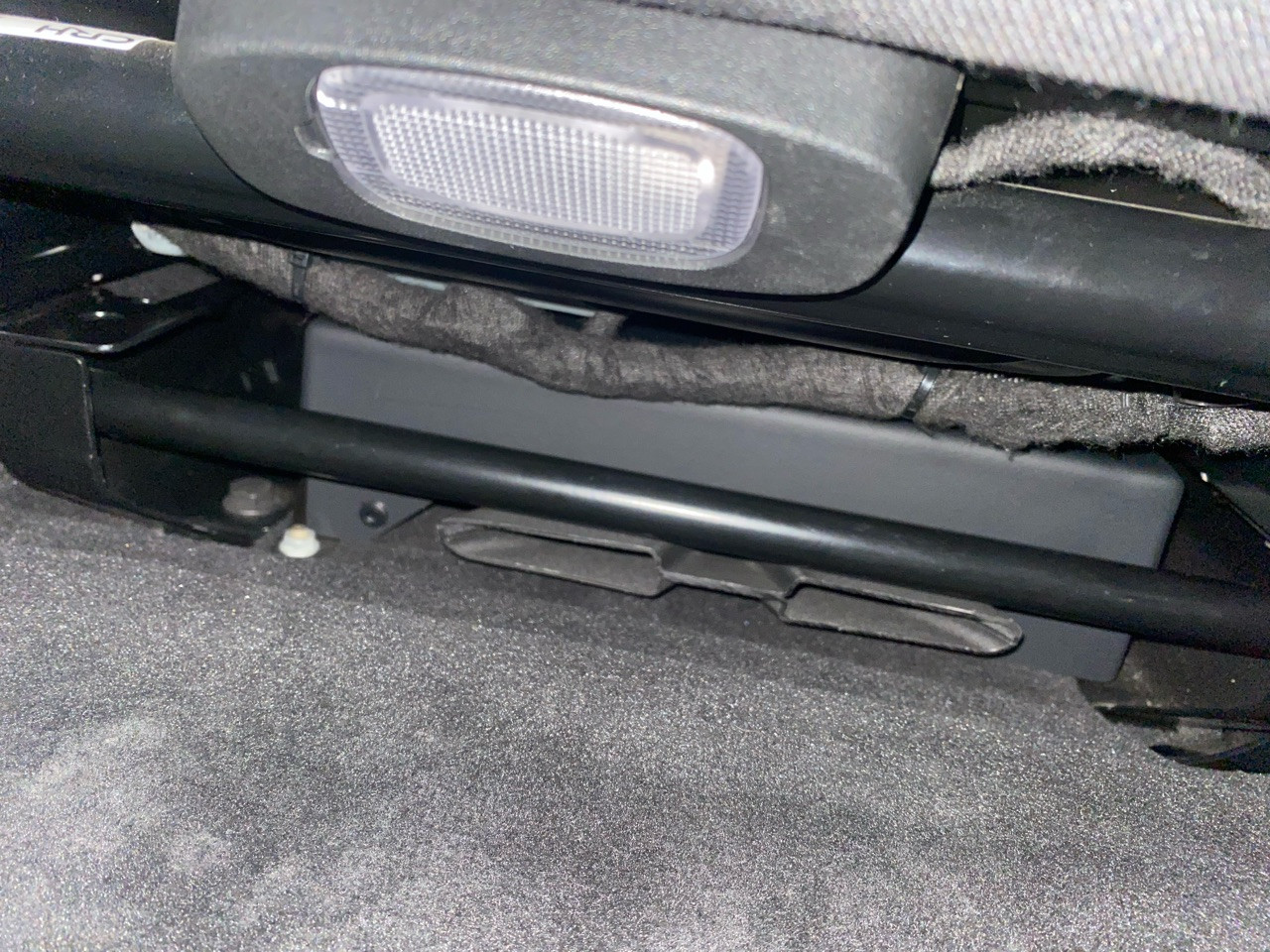 Abdeckung unter dem Fahrersitz