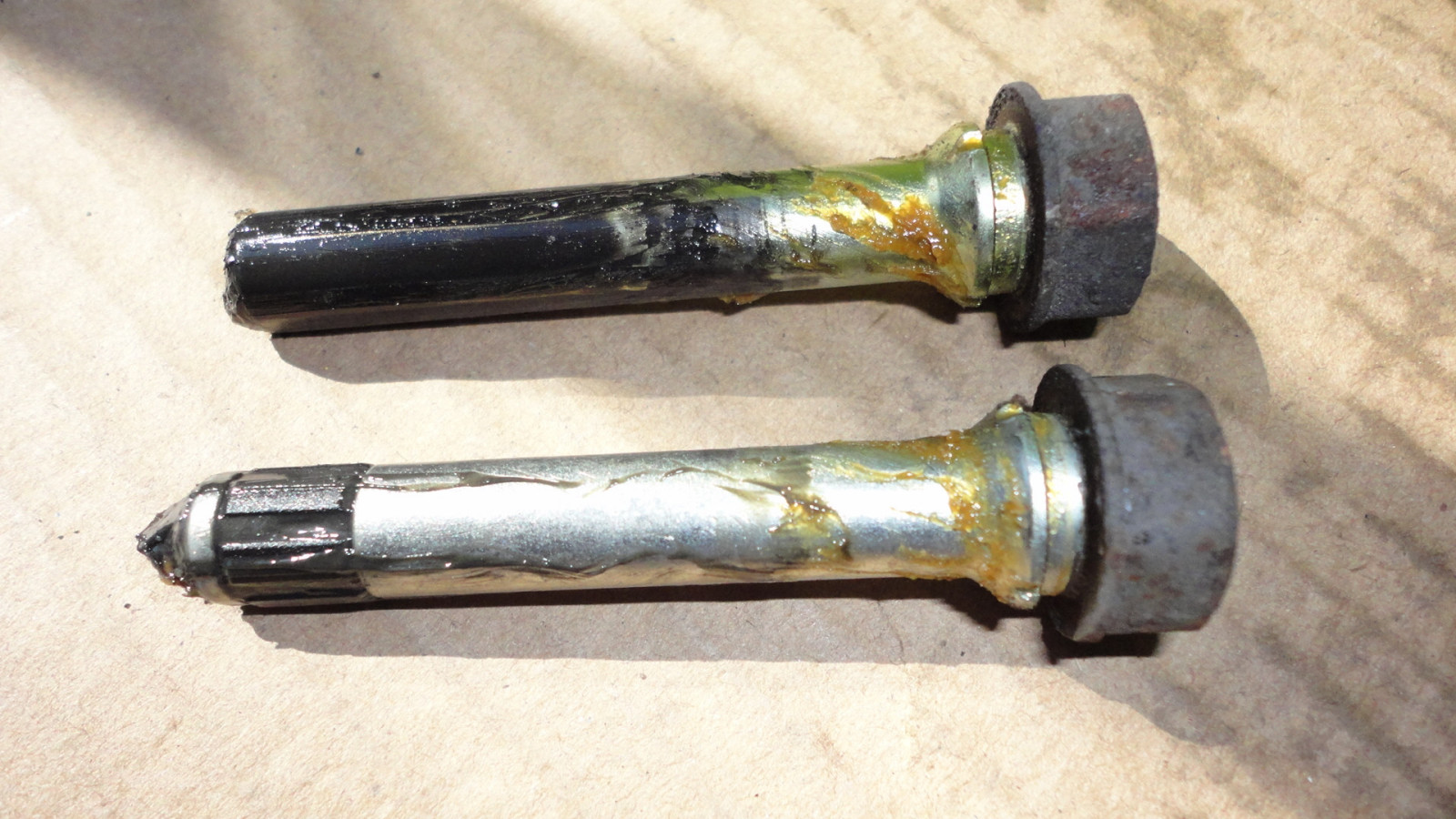 Womit die Führungsbolzen am Bremssattel schmieren?