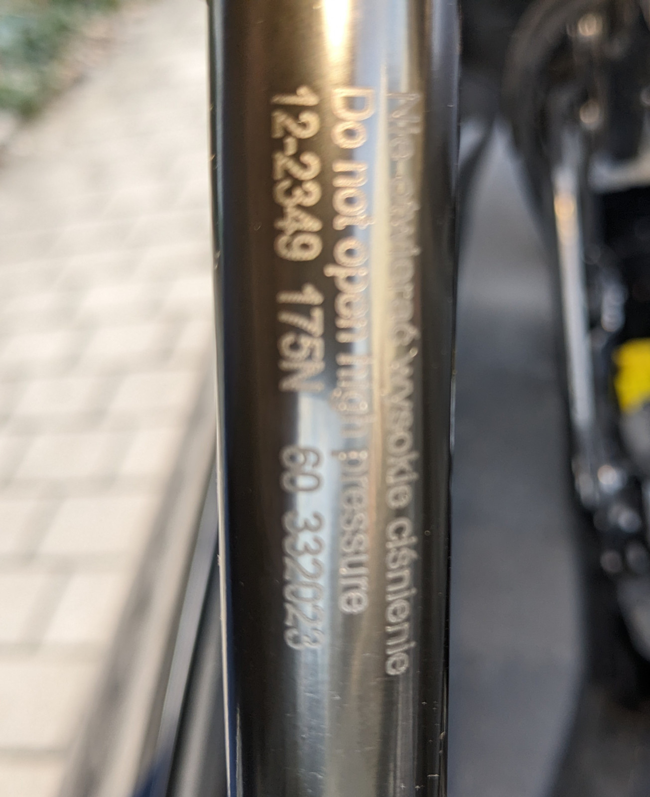 Gasfeder Motorhaube ( Aktiver Fussgängerschutz )