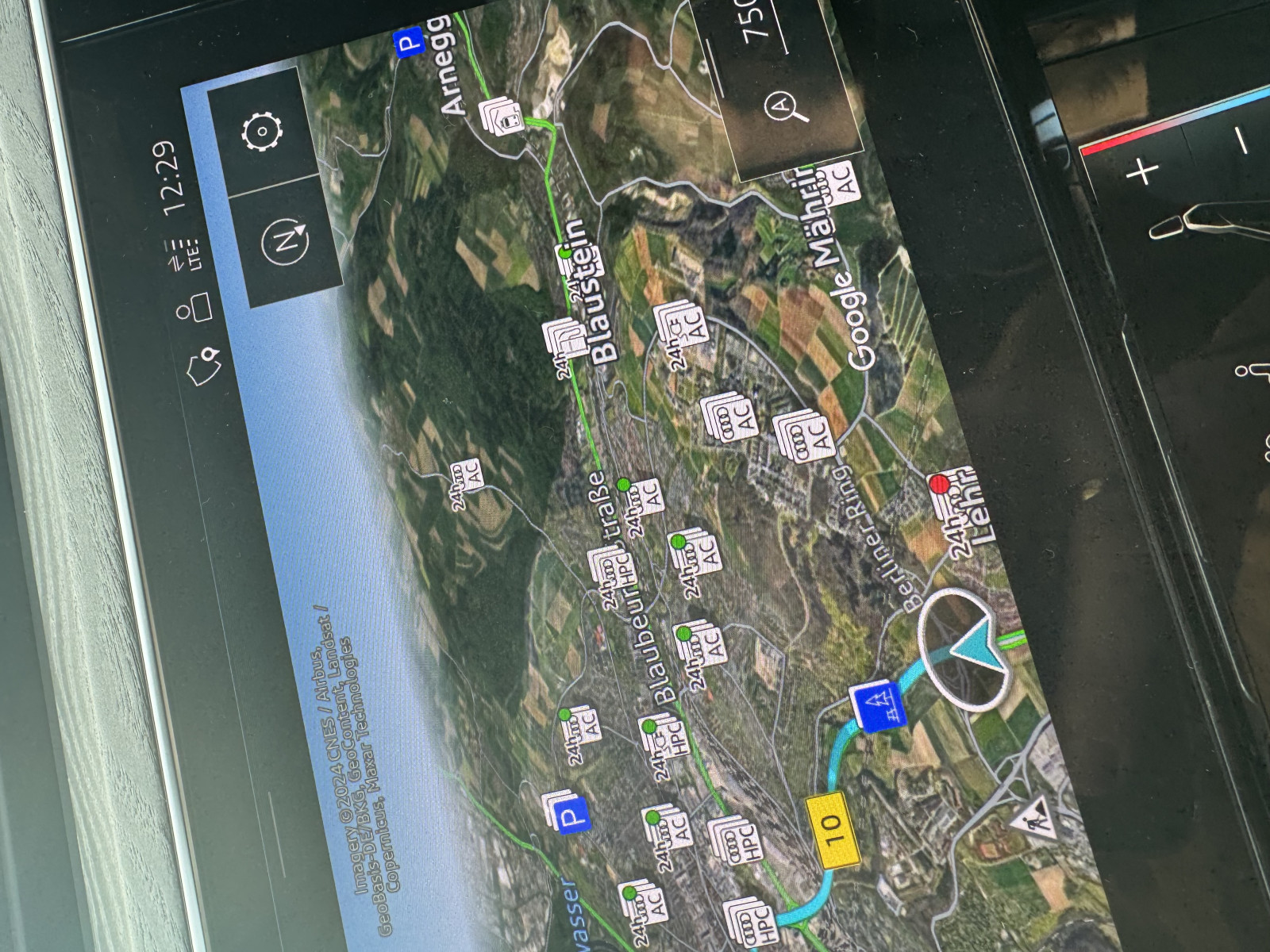 Ladestationen am Zielort finden/ in der Stadt unterwegs