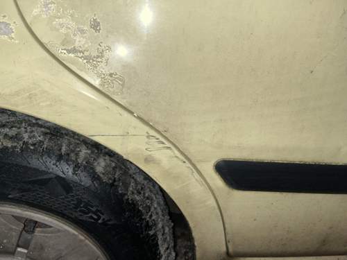 Blauer Kratzer und Schrammen