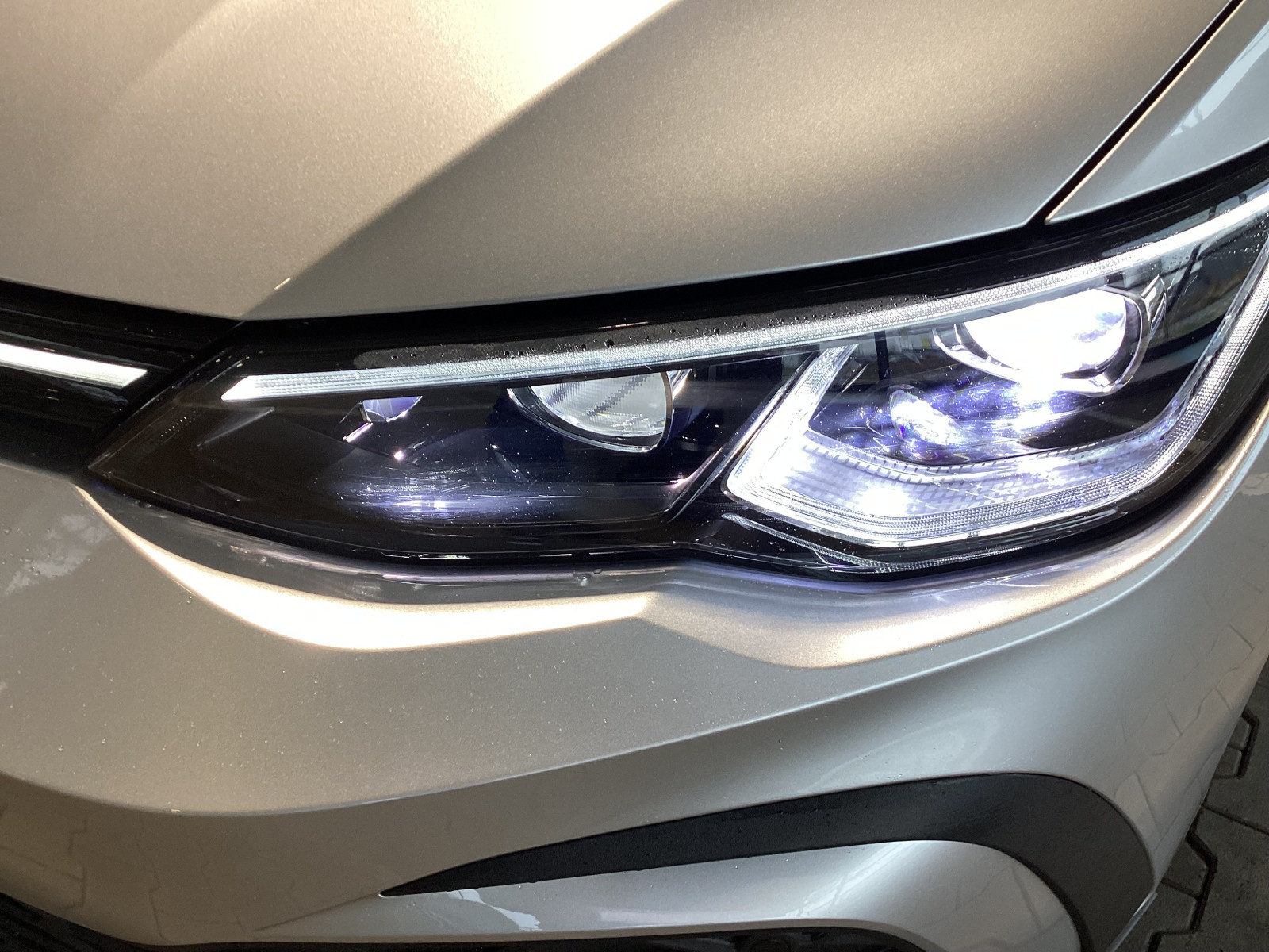 Scheinwerfer innen beschlagen / - Tropfenbildung