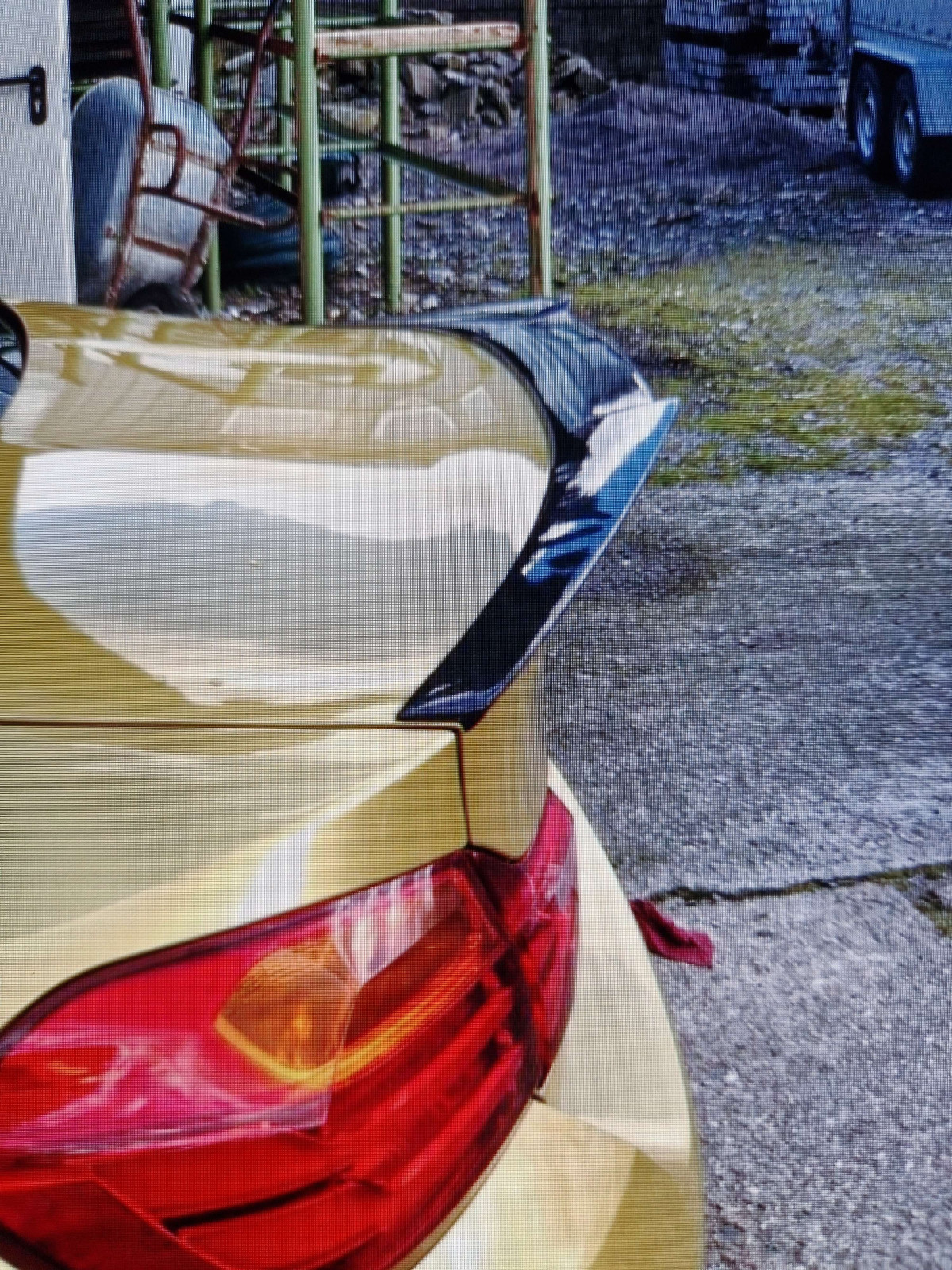 Heckspoiler auf foliertem Auto kleben? Karosseriekleber oder Sekundenkleber?