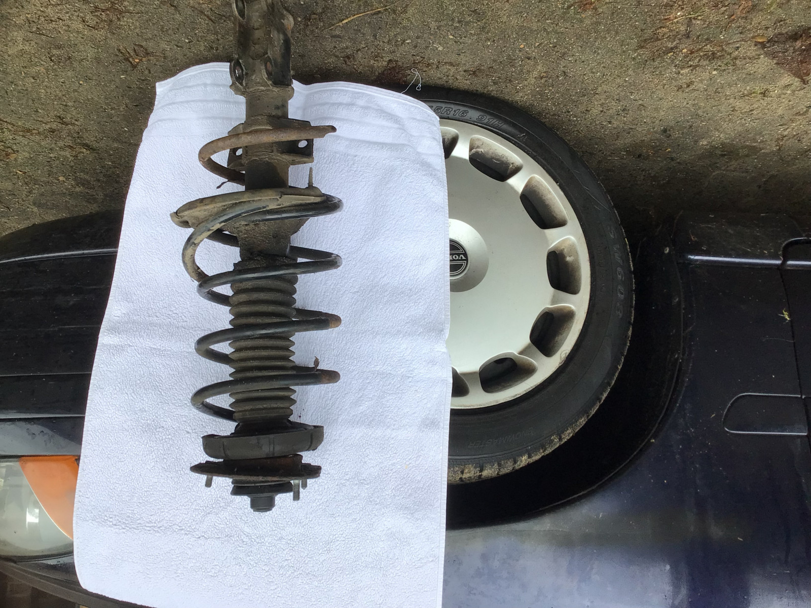 Feder am Federbein Volvo V70 II D vorne rechts gebrochen