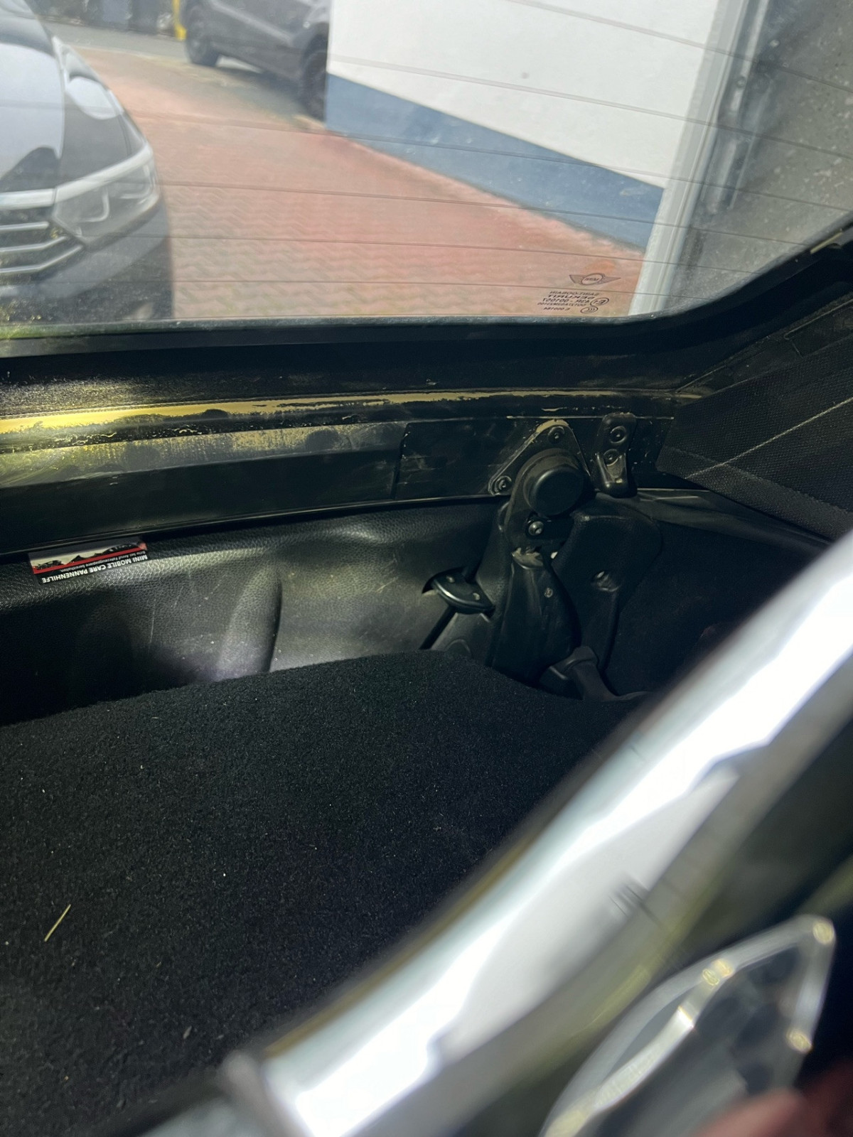 Fehlt hier eine Blende an meinem Cabriodach?