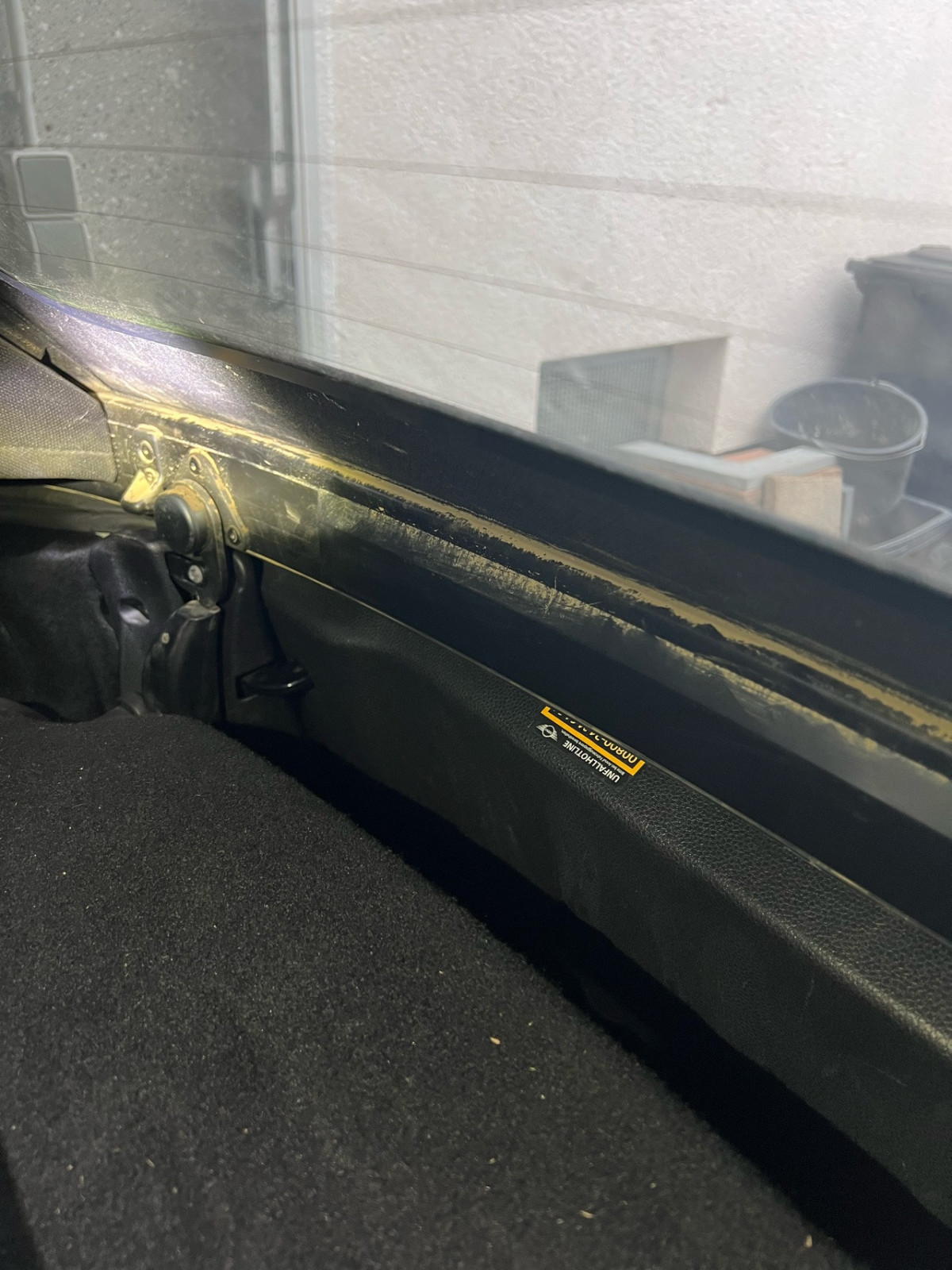 Fehlt hier eine Blende an meinem Cabriodach?