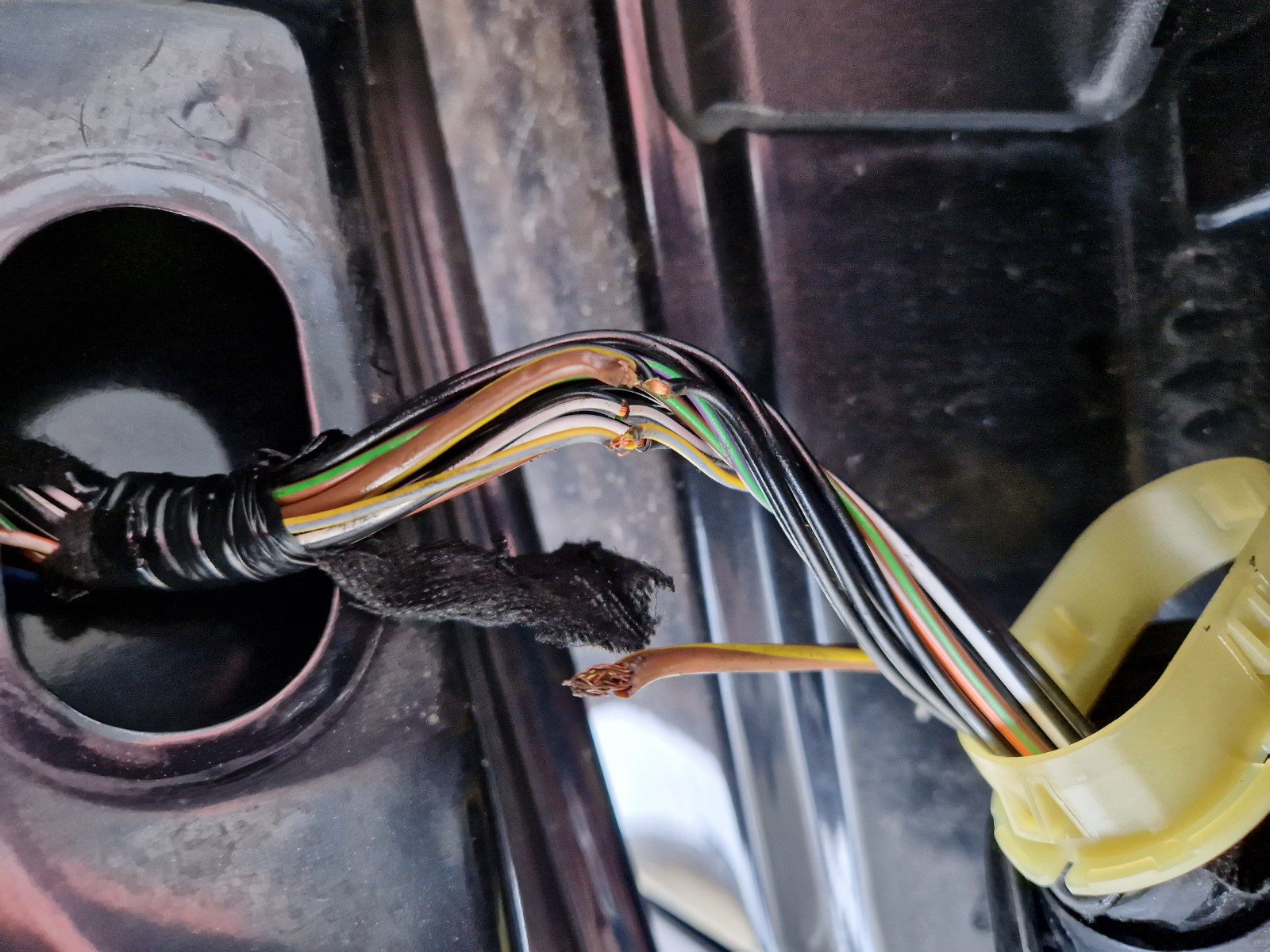 Kabelbruch Kofferraum - Manschette montieren