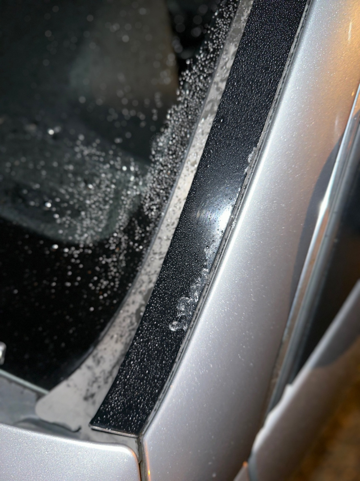 C204 Leiste an frontscheibe Klarlack löst sich ab