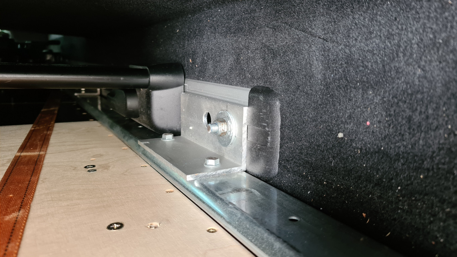 Heckauszug / System kompatibel zu orig. Laderaumunterteilung?