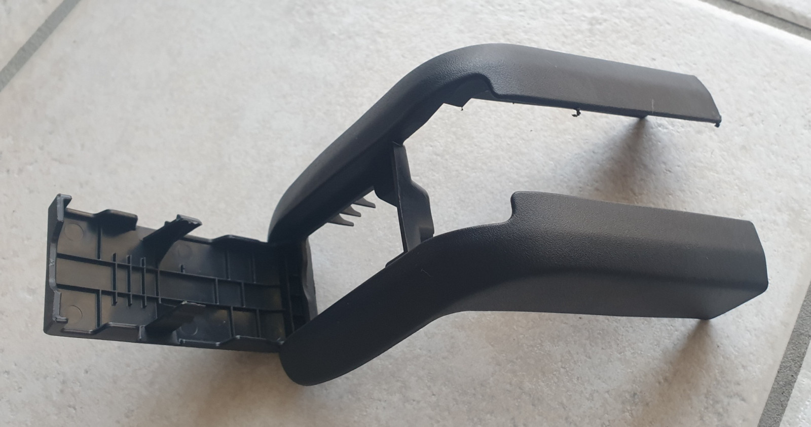 Kunststofftteil hinter Fahrersitz gefunden