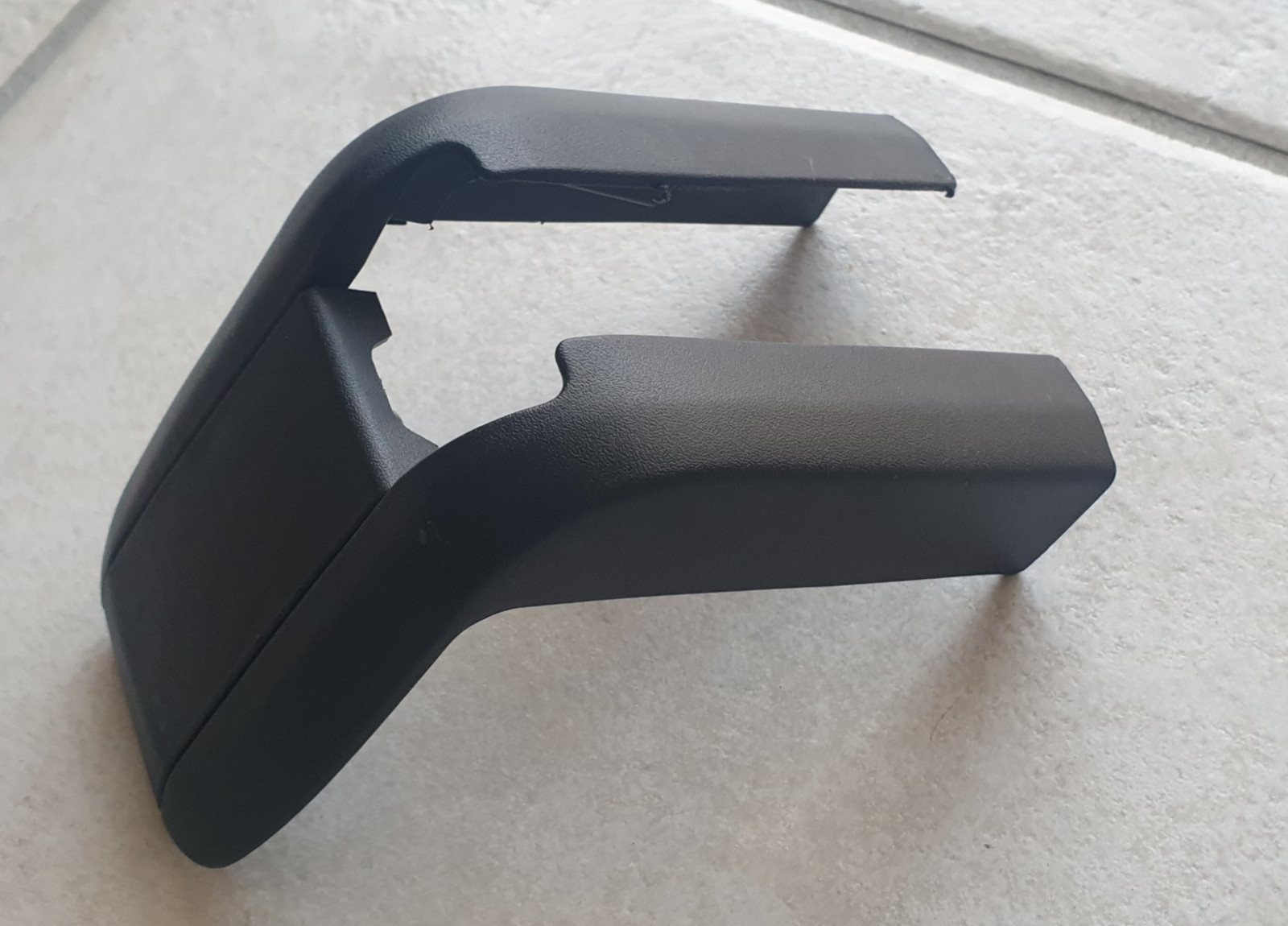 Kunststofftteil hinter Fahrersitz gefunden