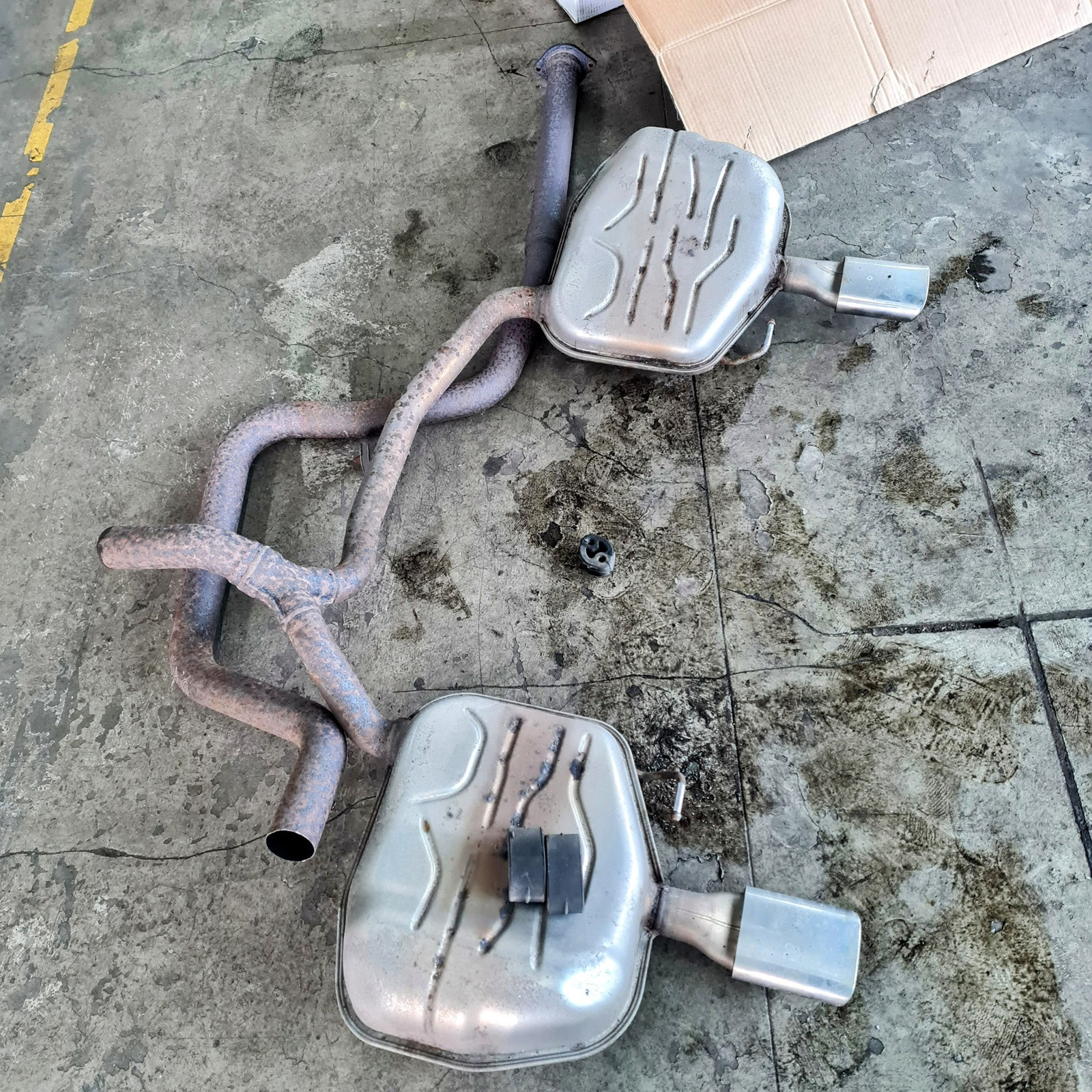 Demontierte Auspuffanlage