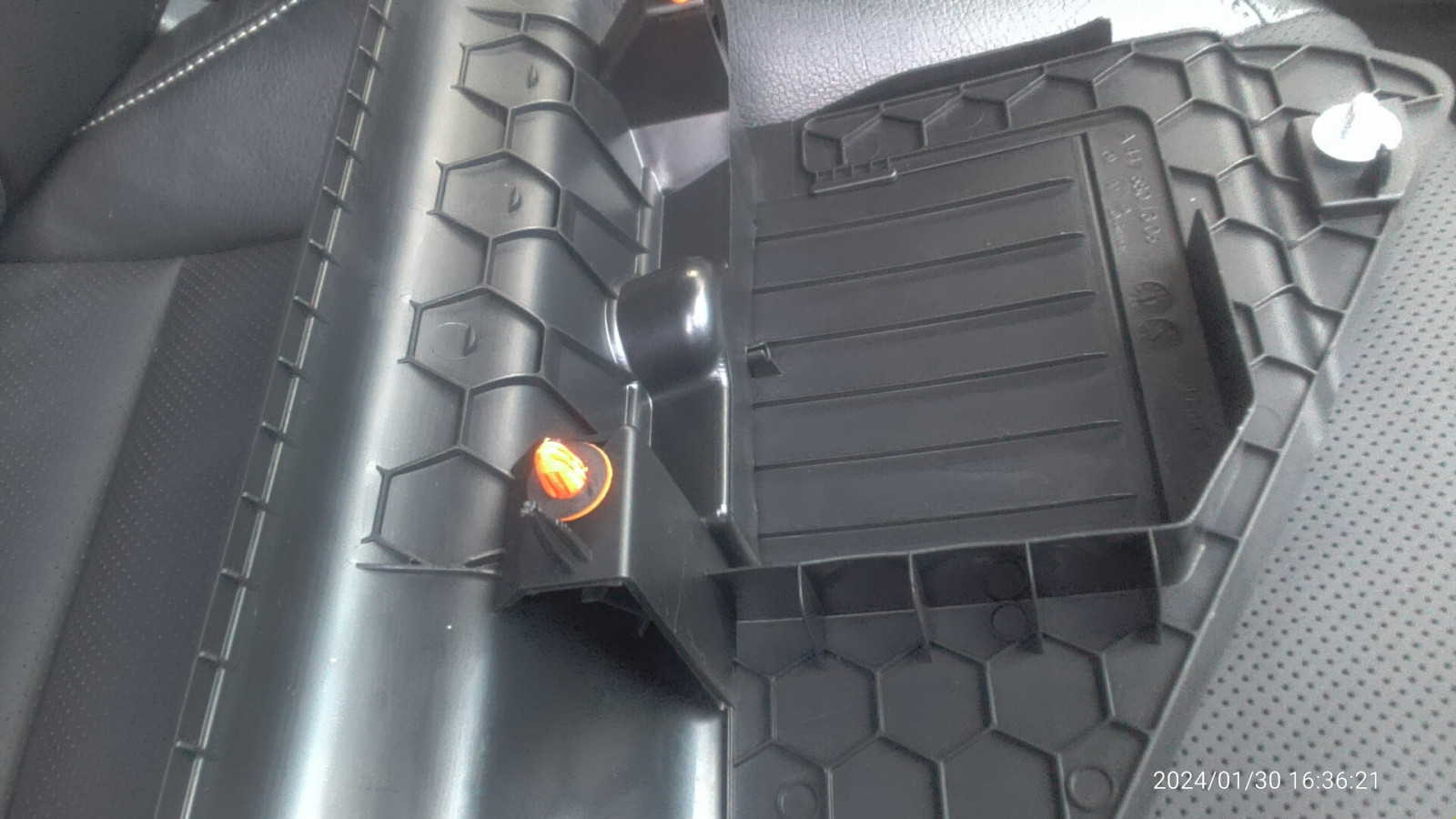 Klammern im Fußraum