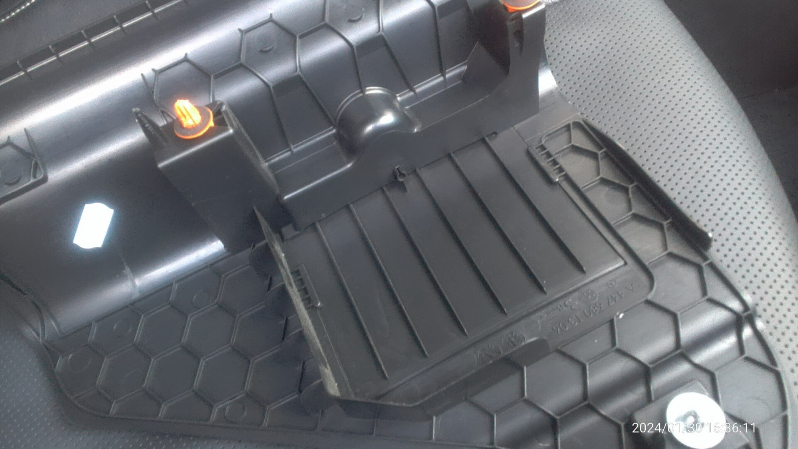 Klammern im Fußraum