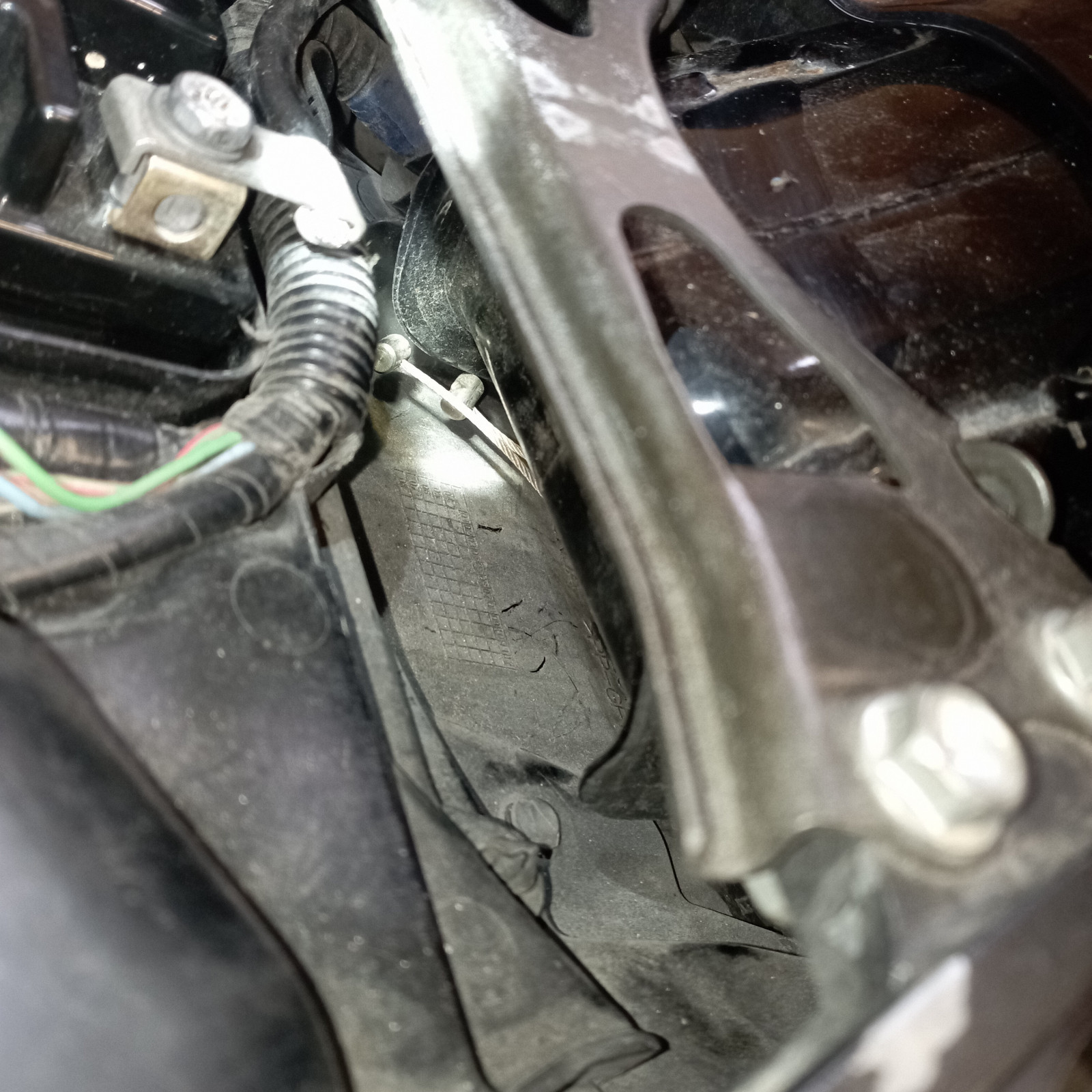 Bowdenzug unterm Tank SC 57 '04