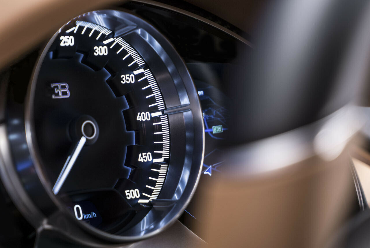 Der Tacho des Bugatti Chiron: Skaliert bis 500 km/h. Für die Straße begrenzt Bugatti das Auto auf 420 km/h