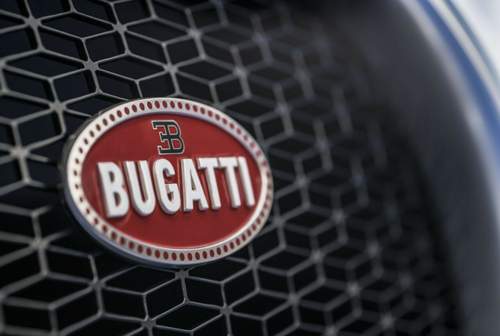 155 Gramm schwer, davon 140 Gramm Edelmetall: Das Bugatti-Emblem aus Emaille und Silber