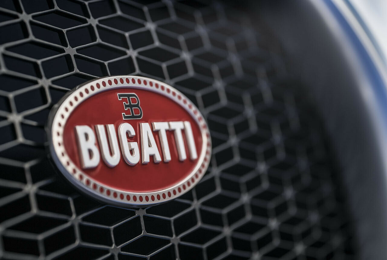 155 Gramm schwer, davon 140 Gramm Edelmetall: Das Bugatti-Emblem aus Emaille und Silber