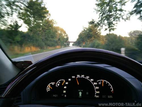 Tempomat bei 110, 1,6k Touren und der V8 startet gut in den Tag. Andere brauchen Kaffee in der Früh, er Super95