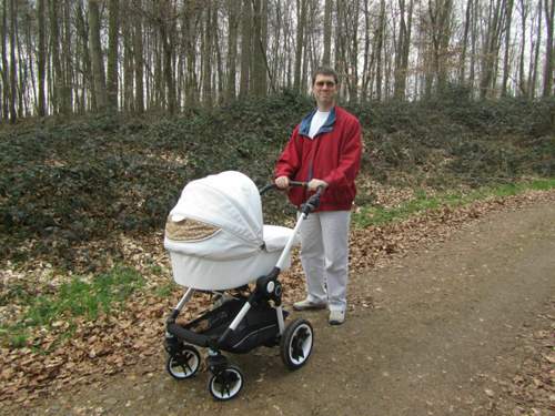 Papa mit Kinderwagen