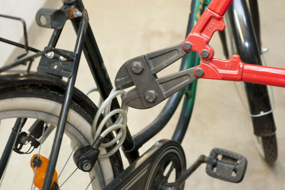 Ein guter Schutz vor Fahrraddieben ist ein stabiles Schloss. Das im Bild ist vermutlich schnell geknackt