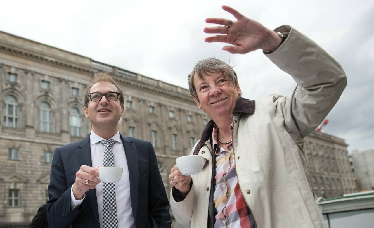Bringen sie die Elketromobilität voran - zu Lasten der Fahrer von Verbrennungsmotoren? Alexander Dobrindt (CSU) und Bundesumweltministerin Barbara Hendricks (SPD)