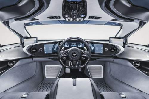 Das Cockpit des McLaren Speedtail: Der Fahrer sitzt mittig, bis zu zwei Personen zu seinen Seiten. Diese Anordnung gab es bereits beim legendären McLaren F1