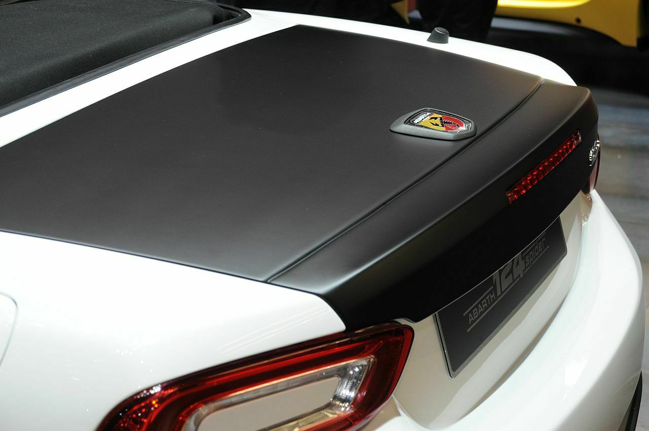 Wuchtiges Abarth-Logo auf dem Kofferraumdeckel