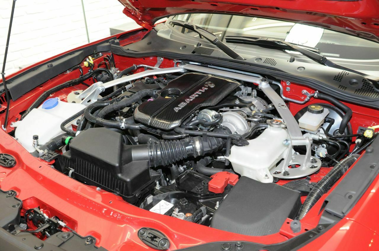 Klappe auf: Blick in den Motorraum des Abarth 124Spider