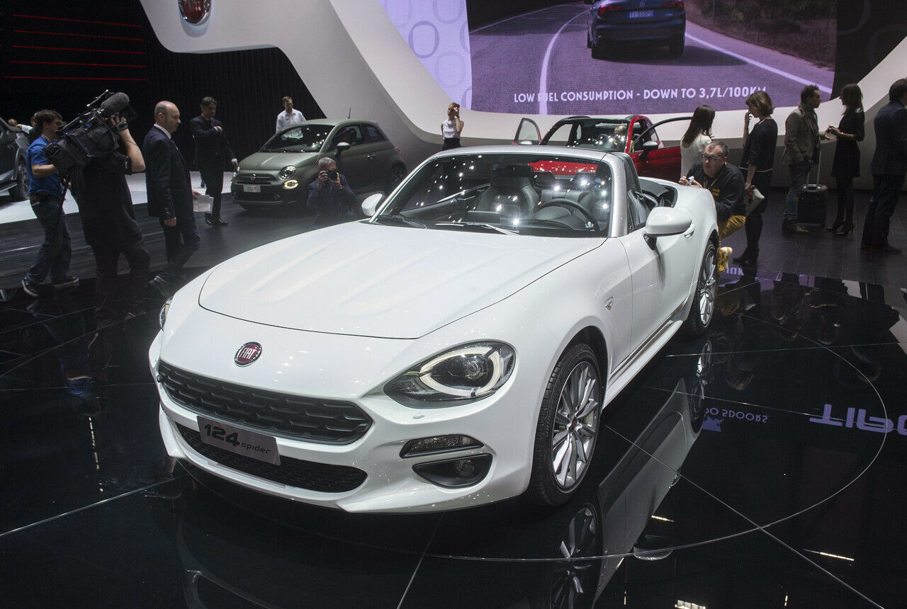 Fiat nennt außerdem die Preise für den 124 Spider. Der Roadster kostet mindestens 23.990 Euro