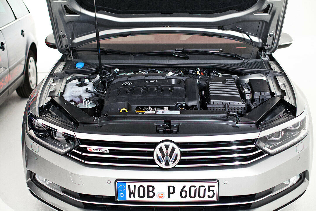 Im Motorraum des neuen Passat ist nicht viel Platz