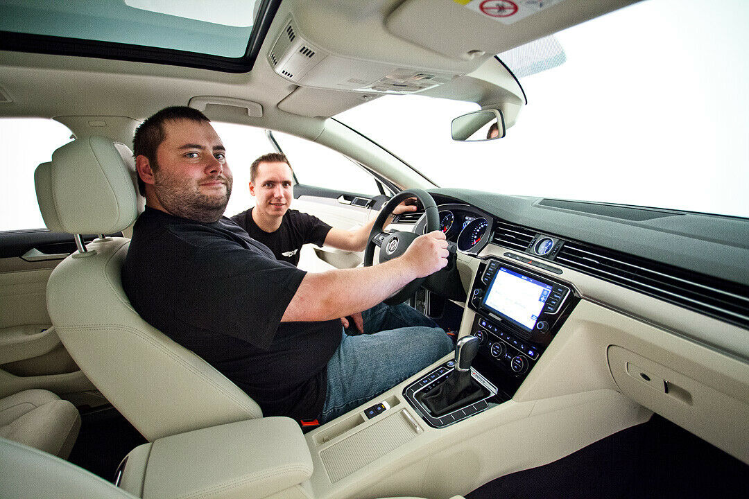 Dominik ist begeistert vom Innenraum des neuen - der ist im Vergleich zu seinem Auto viel schicker