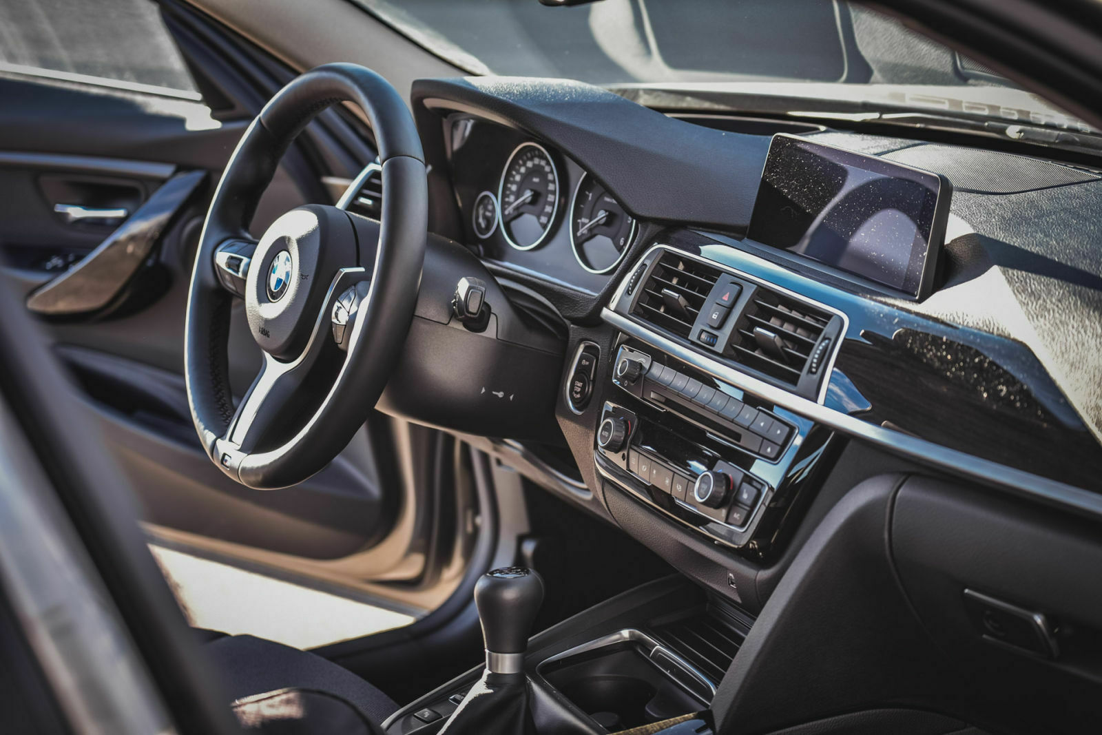 Das Basis-Cockpit bietet alles, was man braucht - mit ein paar Extras wird es aber schnell teuer beim 3er