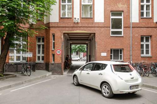 Ausfahrt aus dem Hof: Für 10 Tage werden wir unseren Dauertester nicht mehr sehen