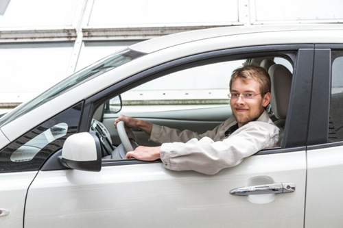 Bei der Abholung: Tobias im Nissan Leaf