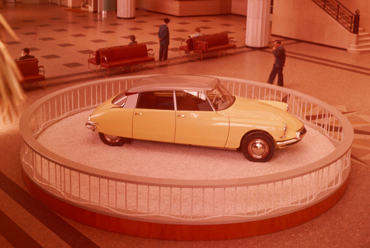 Der DS 19 begeisterte die Messebesucher 1955 so sehr, dass noch am ersten Tag der Messe 12.000 Bestellungen eingingen. Das ist bis heute Rekord