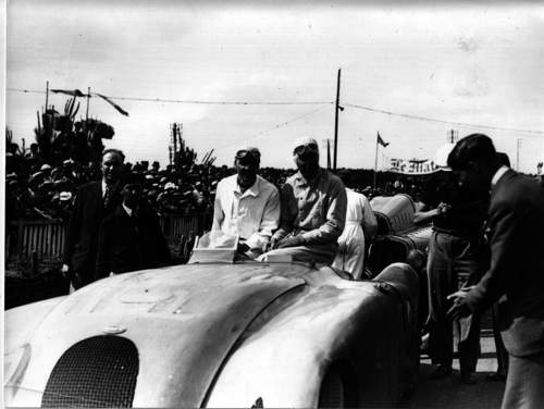 Der Bugatti 57G Tank von 1937 mit den Fahrern Benoist und Wimille