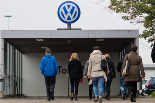 Die Löhne der VW-Mitarbeiter der sechs westdeutschen Werke und der Finanztochter werden ab September steigen