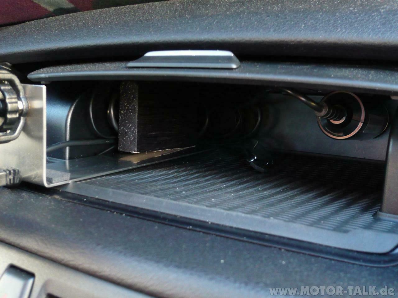 12V ins obere Ablagefach