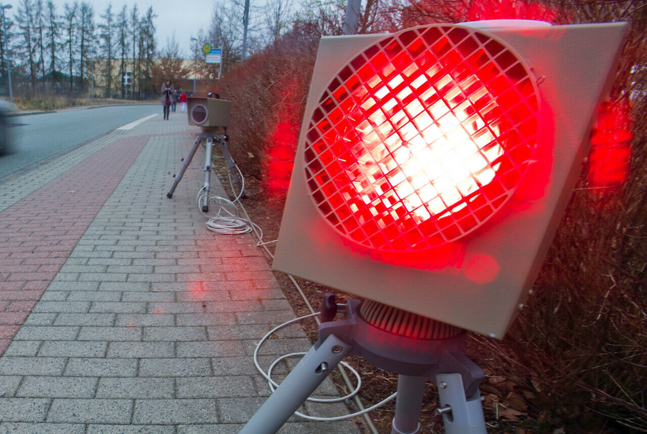 Fahrverbot nach über einem Jahr: Ein Motorradfahrer wurde mit 71 km/h bei Tempo 30 geblitzt. Das Fahrverbot wurde erst nach 13 Monaten vollstreckt