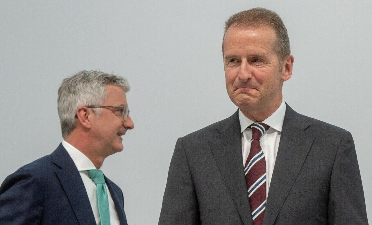 VW-Chef herbert Diess (r.) fordert von seinen Marken höhere Renditen. Im Hintergrund: Der inhaftierte, beurlaubte Audi-Chef RUpert Stadler
