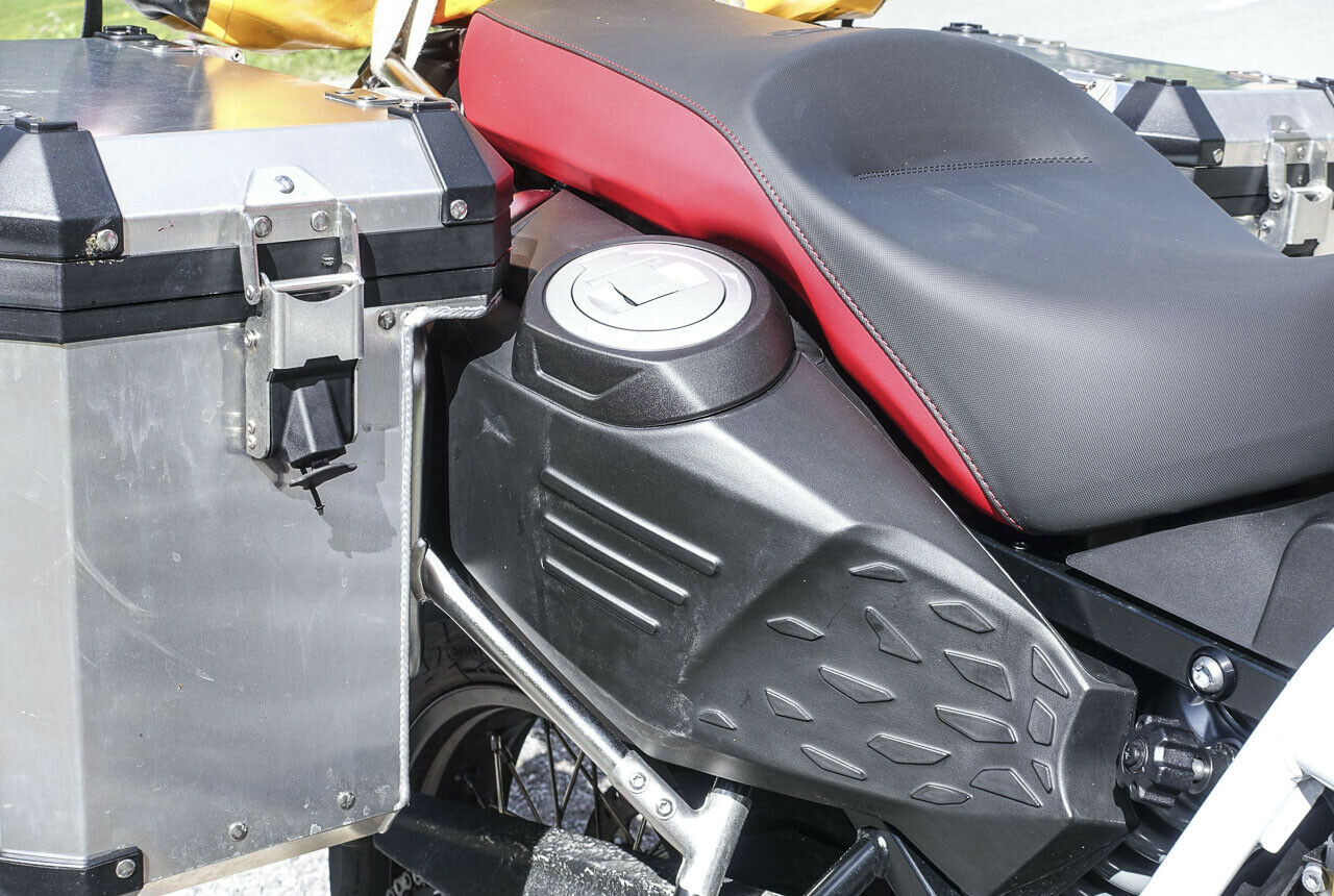 Der Tank der BMW F 800 GS Adventure fasst 24 Liter - damit kommt man auch bei flotter Fahrweise mindestens 400 Kilometer weit