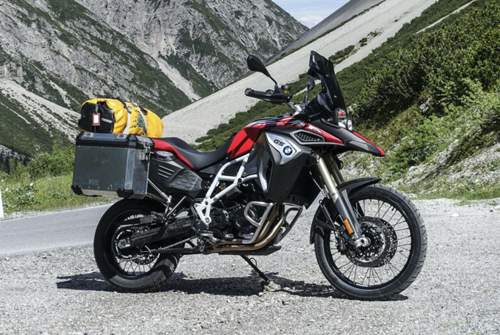 Bei unserem Test lag der Verbrauch der BMW F 800 GS Adventure bei 4,3 Litern. 1.500 Kilometer weit sind wir mit ihr flott durch die Alpen gefahren