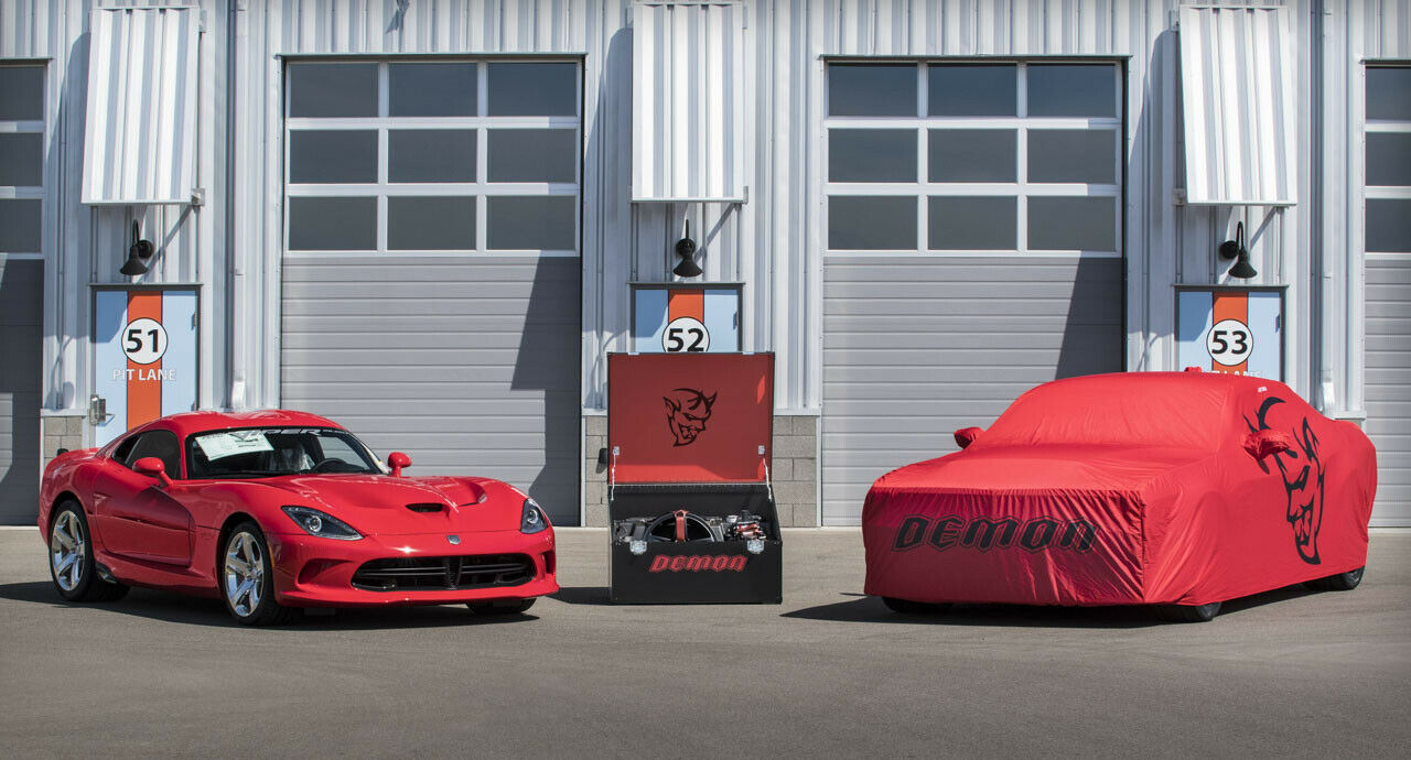 Ein bisschen Geheimhaltung: Dodge hüllte den letzten Demon vor der Auktion in ein blickdichtes Tuch