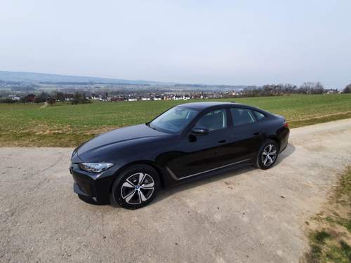BMW i4 mit 17"-Felgen