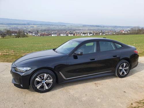 BMW i4 mit 17"-Felgen